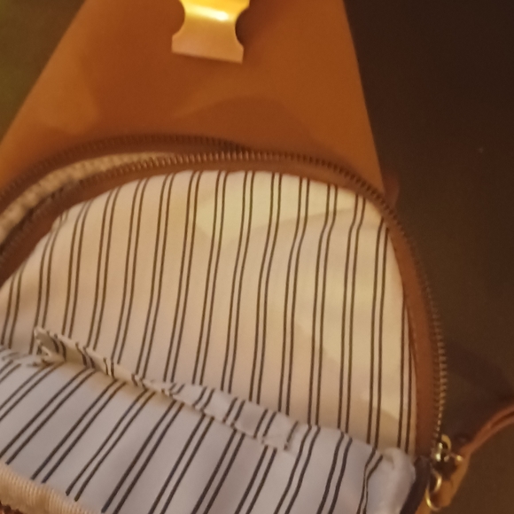 Crossbody (front) Handbag - Picture 3 of 4